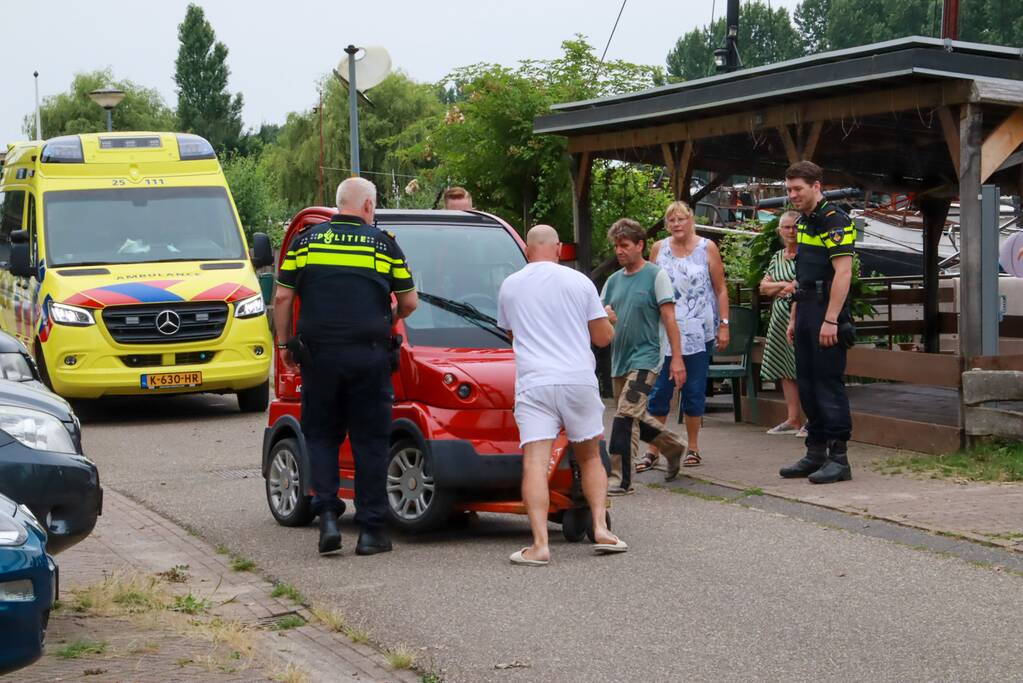 Vrouw op fiets gaat onderuit na botsing met Canta-brommobiel