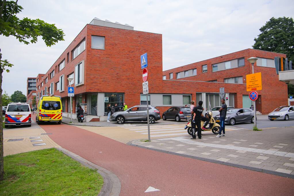 Ongeval tussen scooter en auto op kruising