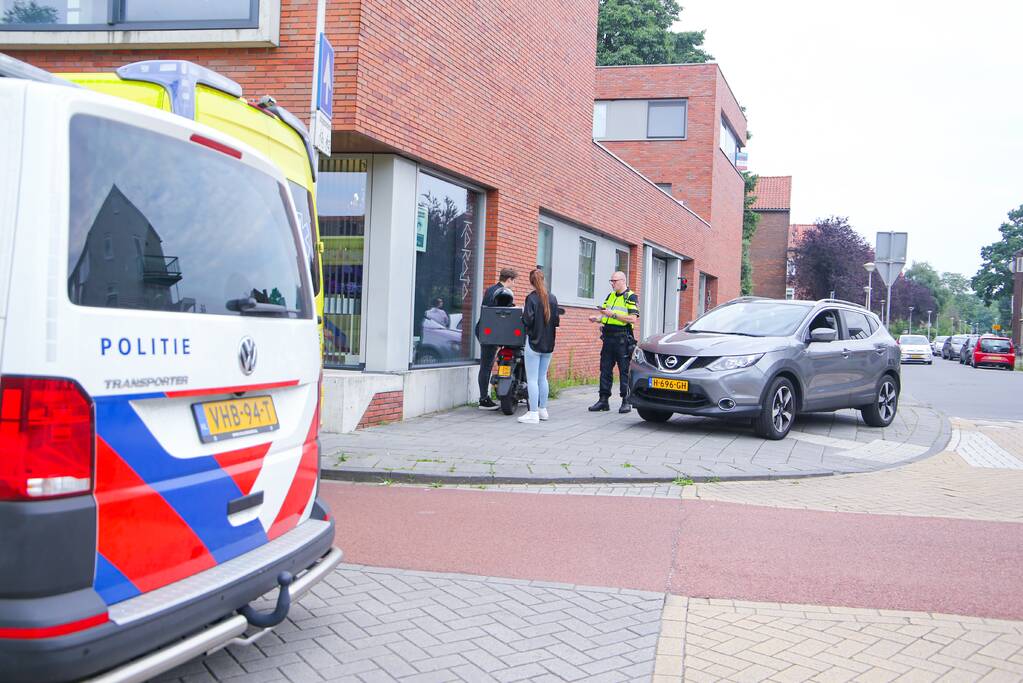 Ongeval tussen scooter en auto op kruising