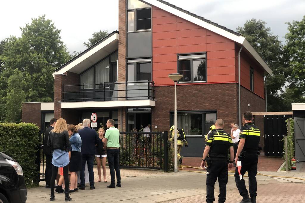Brandweer blust brand in woning