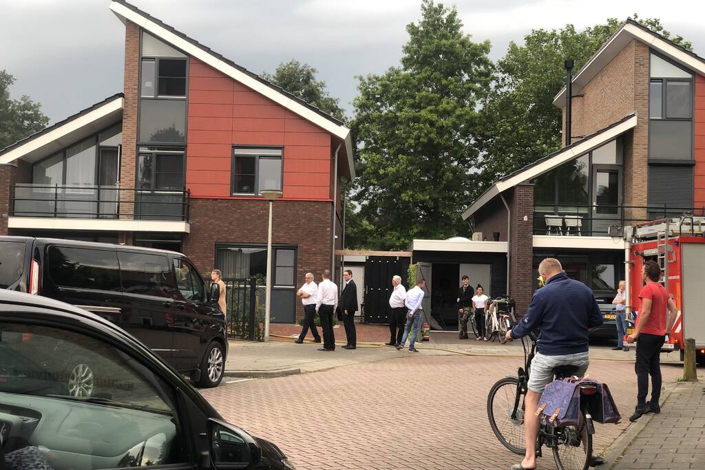 Brandweer blust brand in woning