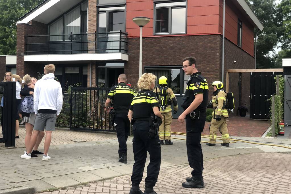 Brandweer blust brand in woning