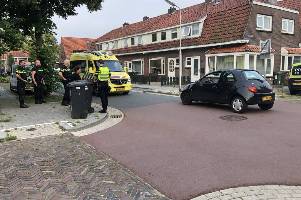 Maaltijdbezorgster op fiets in botsing met personenauto