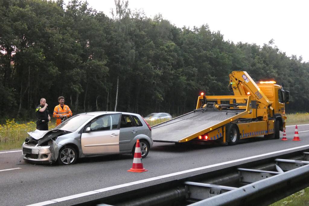 Bestuurder raakt macht over het stuur kwijt en raakt in slip