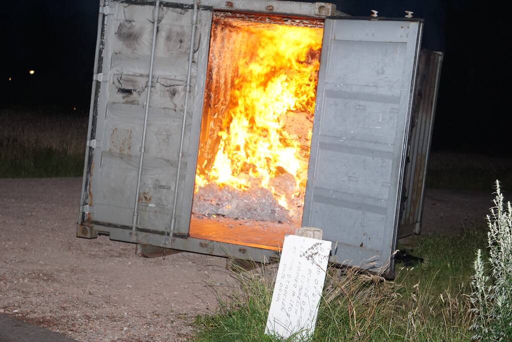 Brandweer blust brand in container
