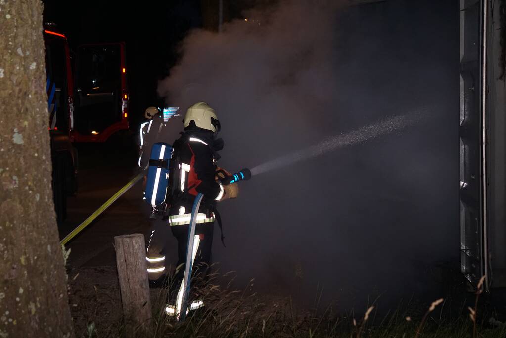 Brandweer blust brand in container