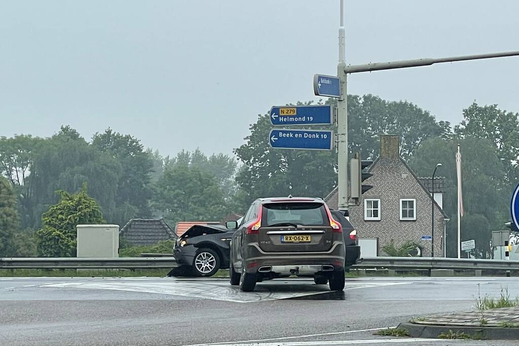 Twee personenwagens botsen op kruising