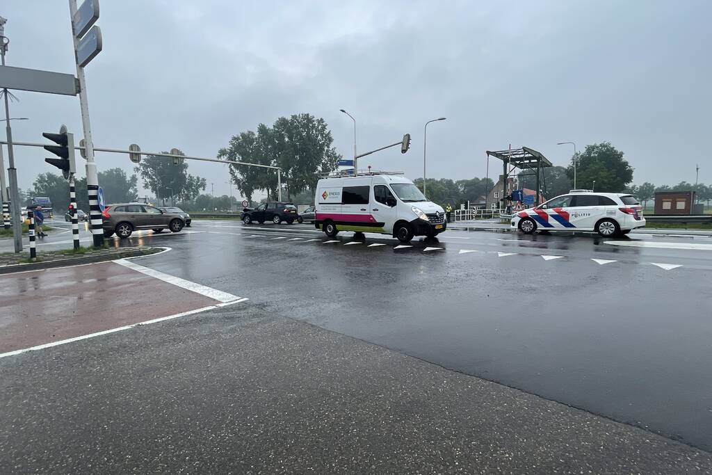 Twee personenwagens botsen op kruising