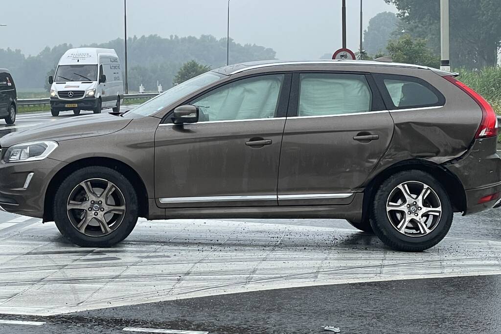 Twee personenwagens botsen op kruising