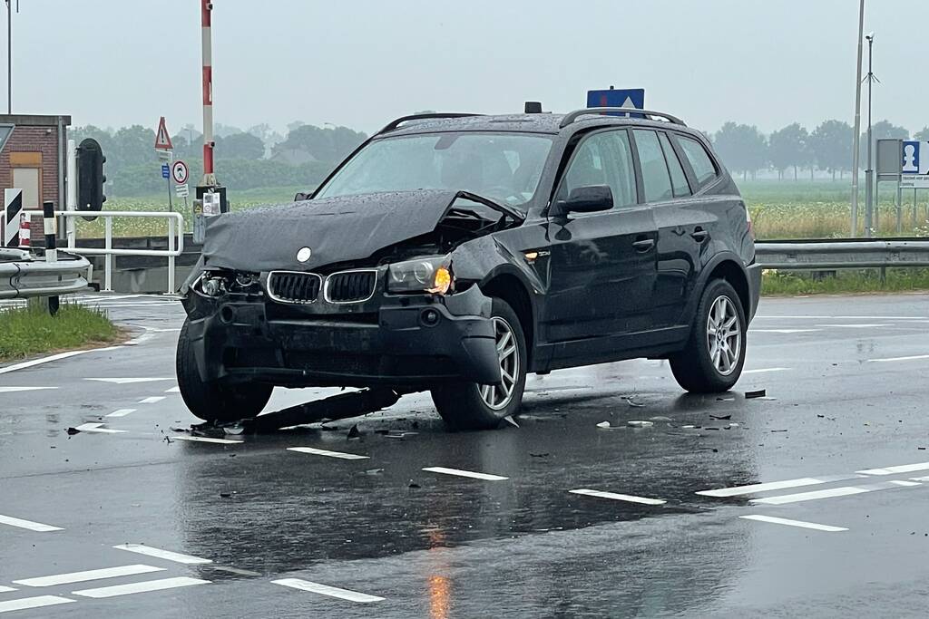 Twee personenwagens botsen op kruising