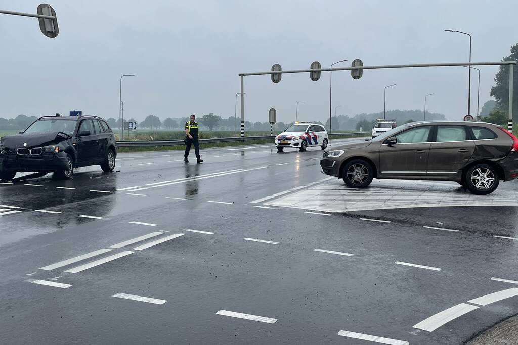 Twee personenwagens botsen op kruising