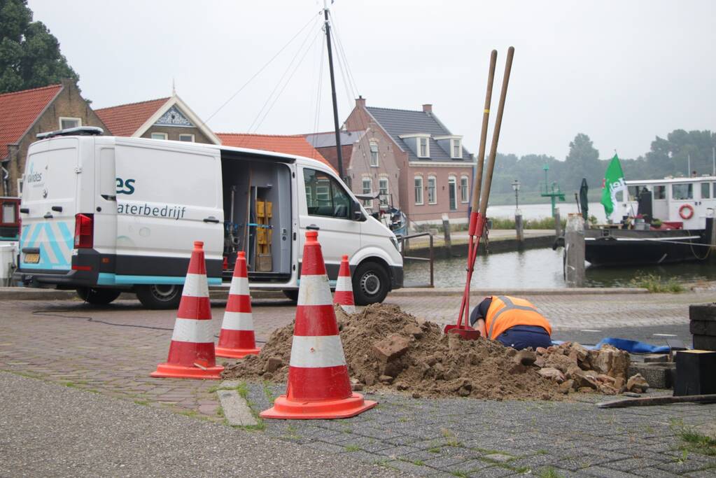 Parkeerplaats opengebroken door waterlekkage