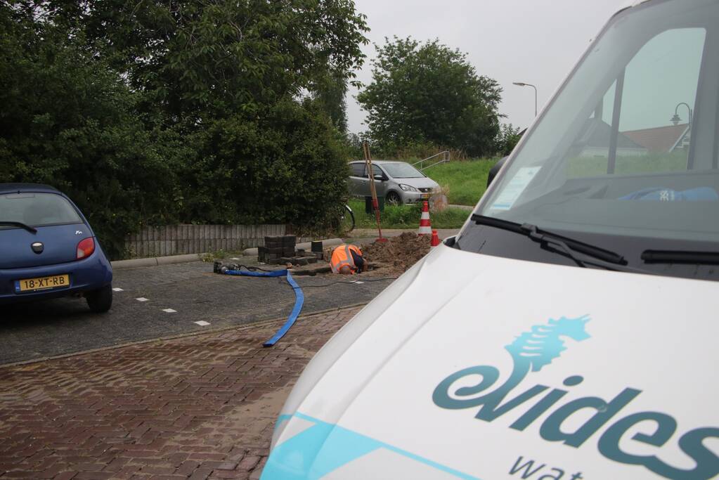 Parkeerplaats opengebroken door waterlekkage
