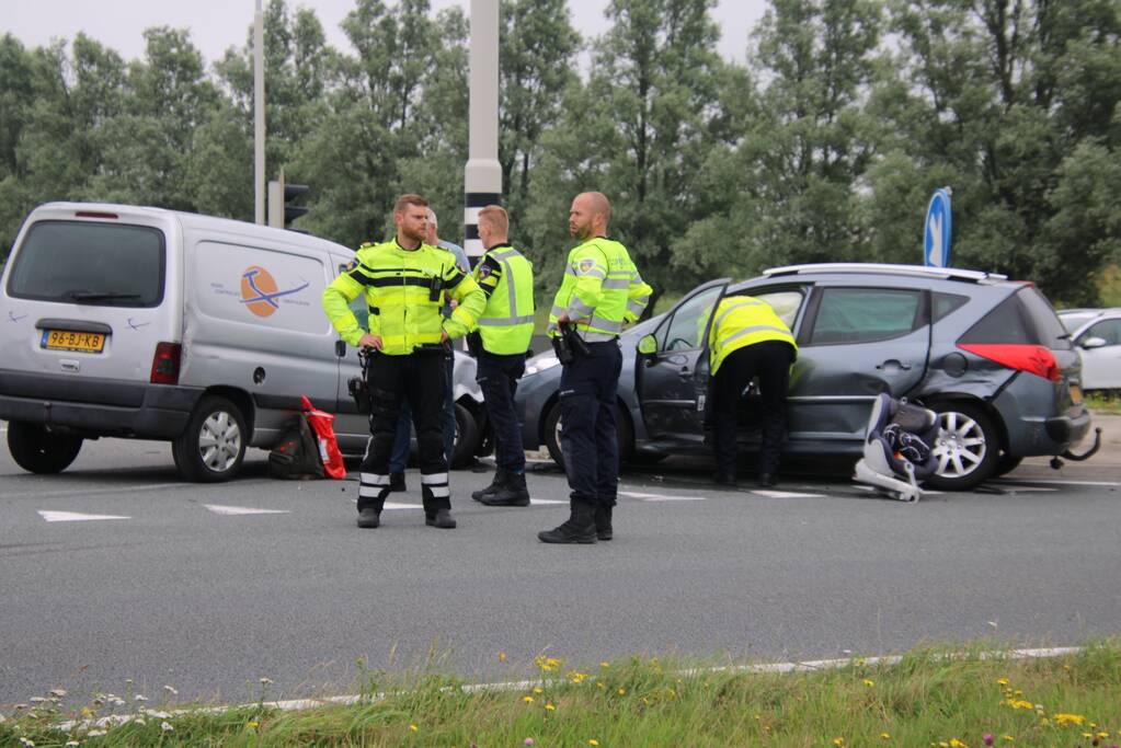 Bestelbus en personenauto met elkaar in botsing