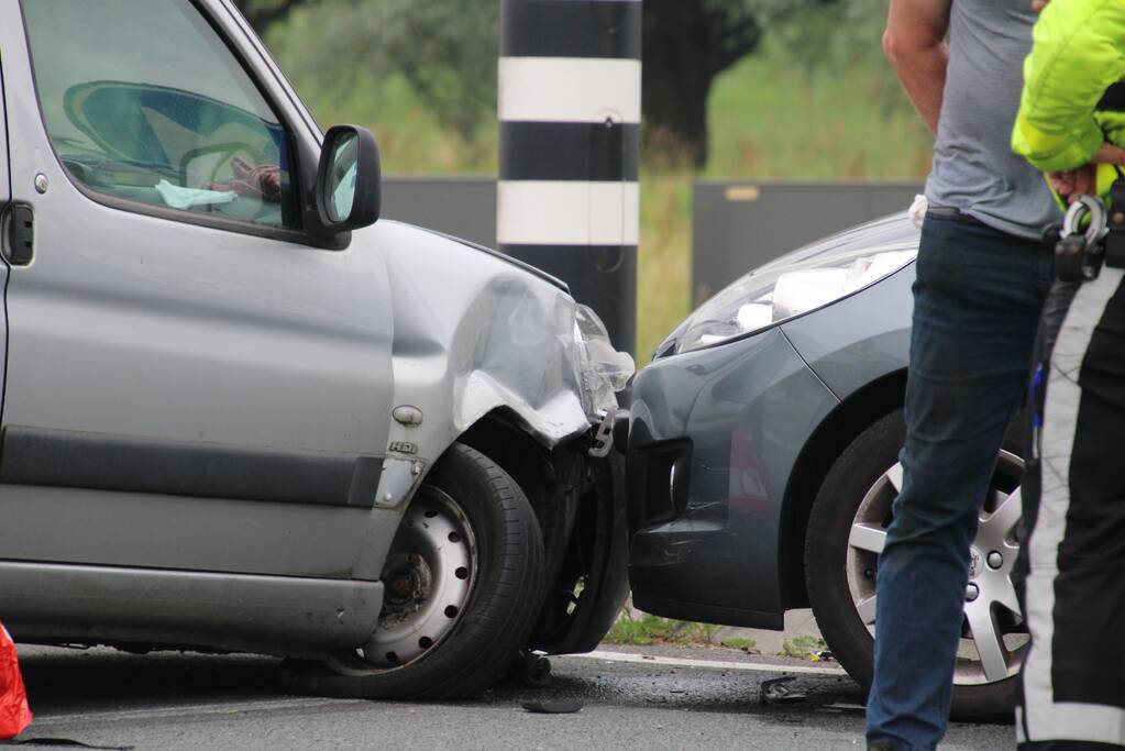Bestelbus en personenauto met elkaar in botsing