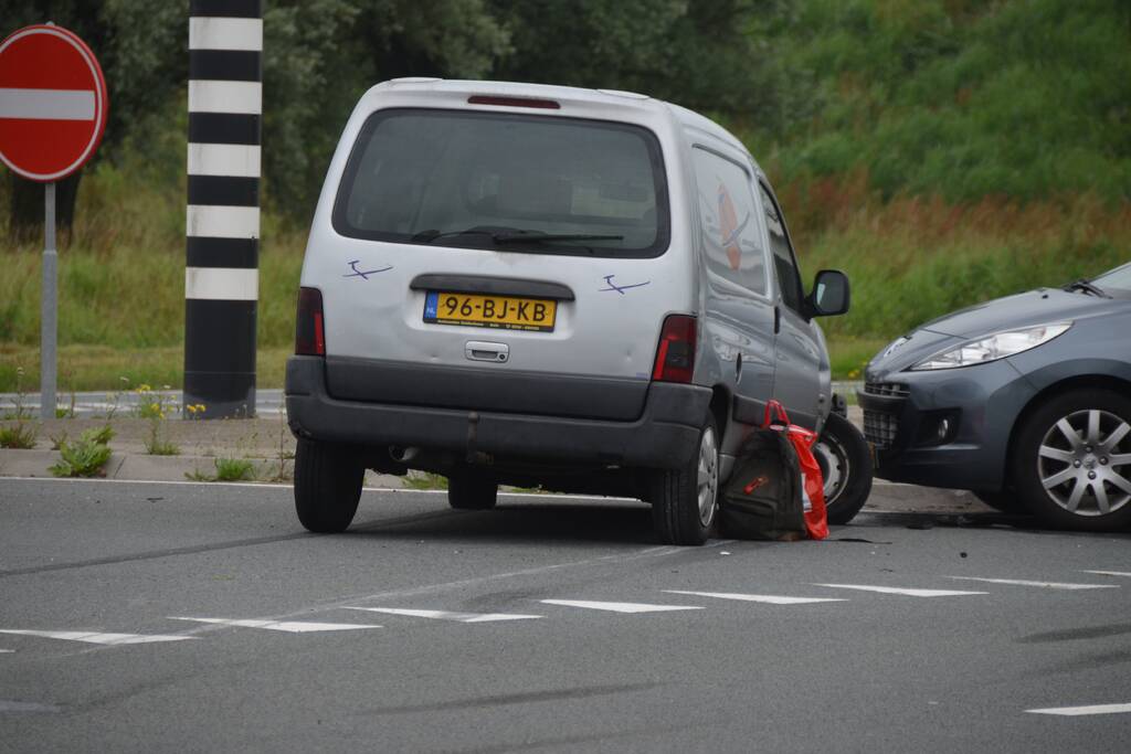 Bestelbus en personenauto met elkaar in botsing