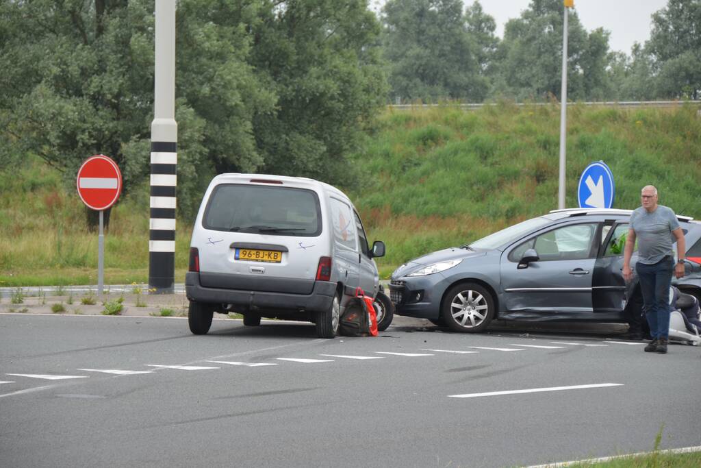 Bestelbus en personenauto met elkaar in botsing