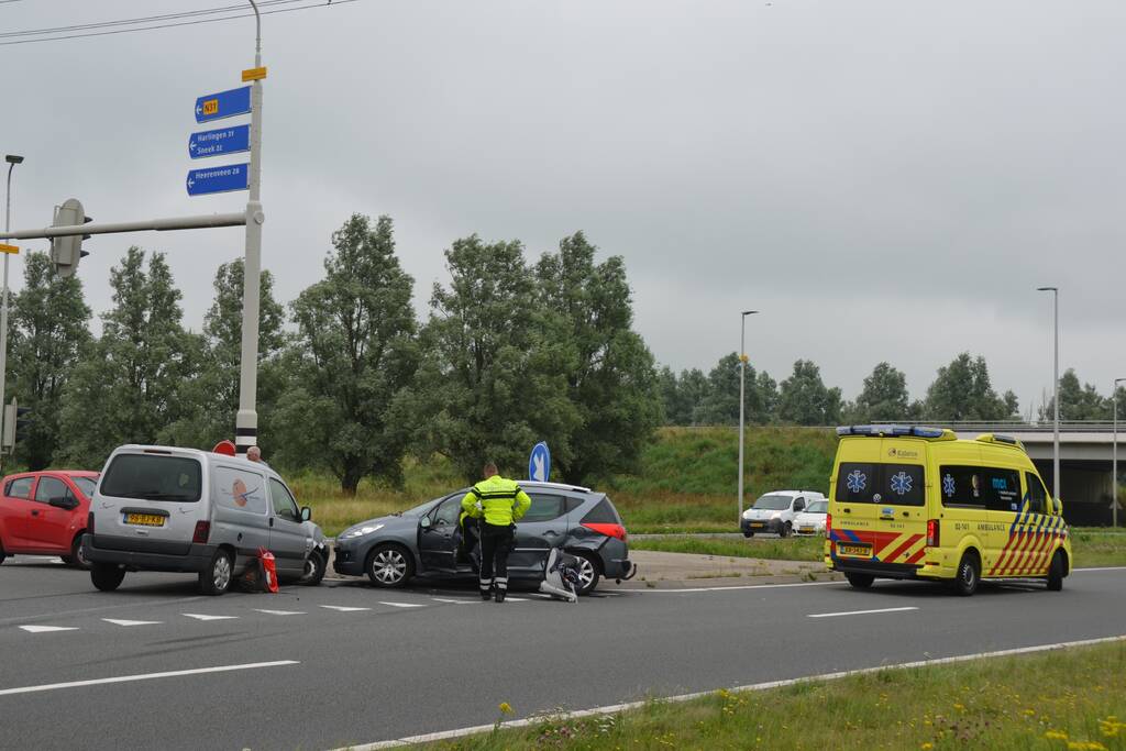 Bestelbus en personenauto met elkaar in botsing