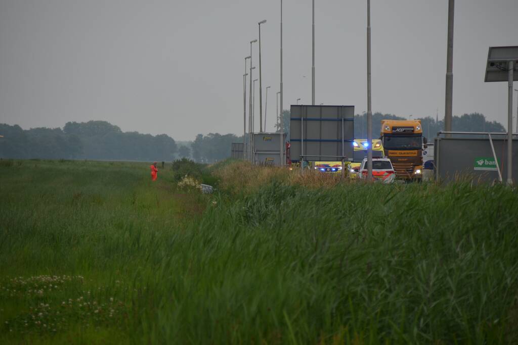 Persoon belandt in sloot met auto en raakt ernstig gewond