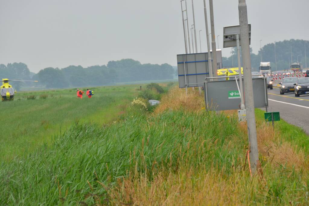 Persoon belandt in sloot met auto en raakt ernstig gewond