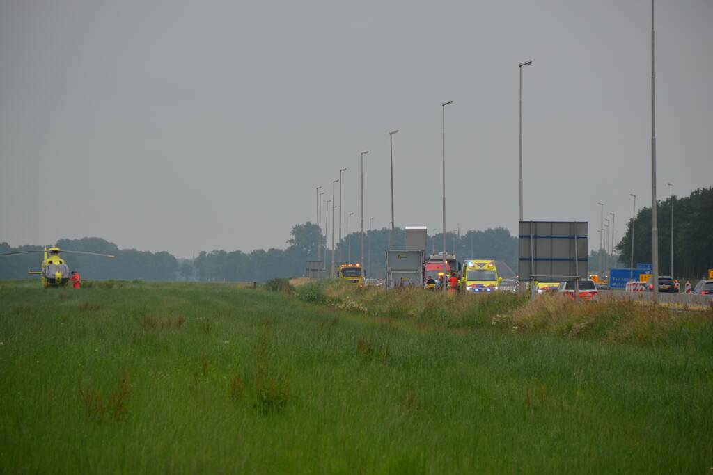 Persoon belandt in sloot met auto en raakt ernstig gewond