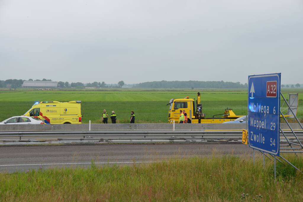 Persoon belandt in sloot met auto en raakt ernstig gewond