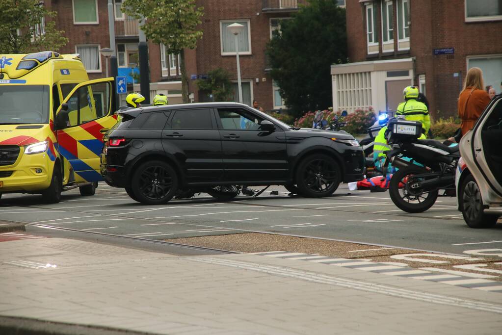 Motorrijder gewond bij botsing met Range Rover