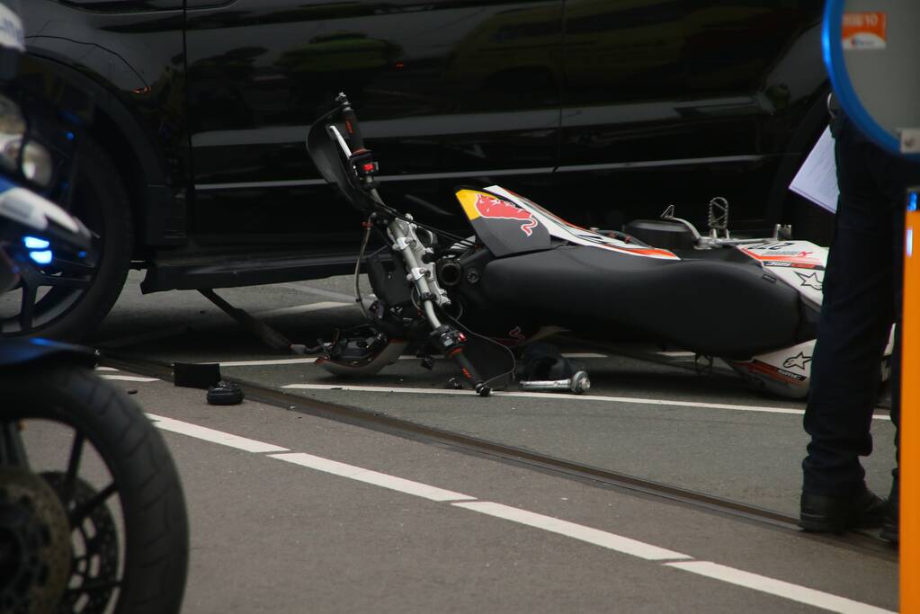 Motorrijder gewond bij botsing met Range Rover