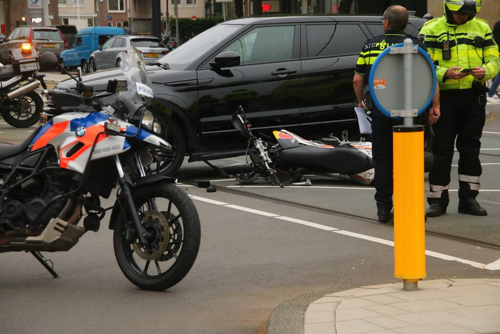 Motorrijder gewond bij botsing met Range Rover