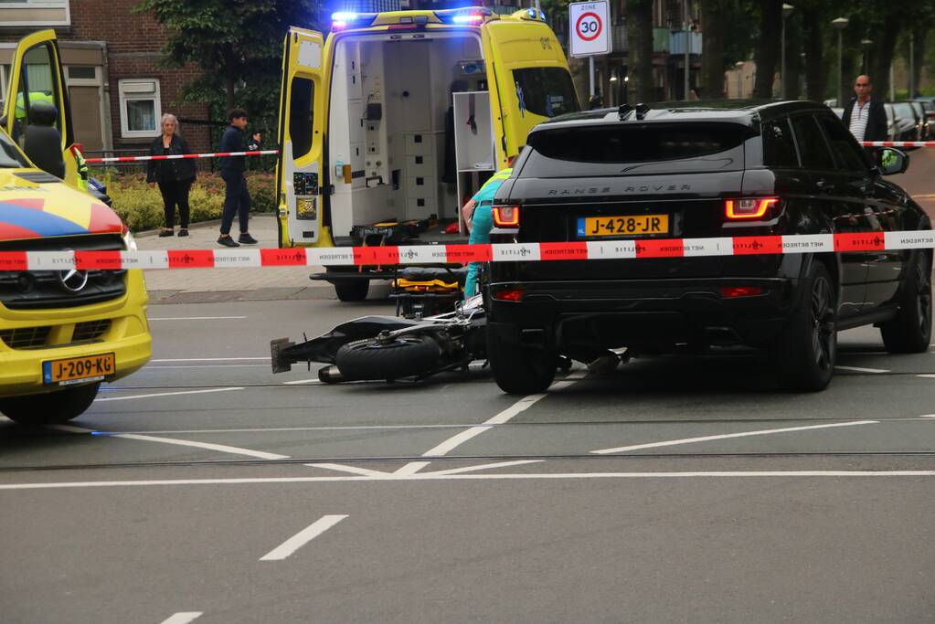 Motorrijder gewond bij botsing met Range Rover
