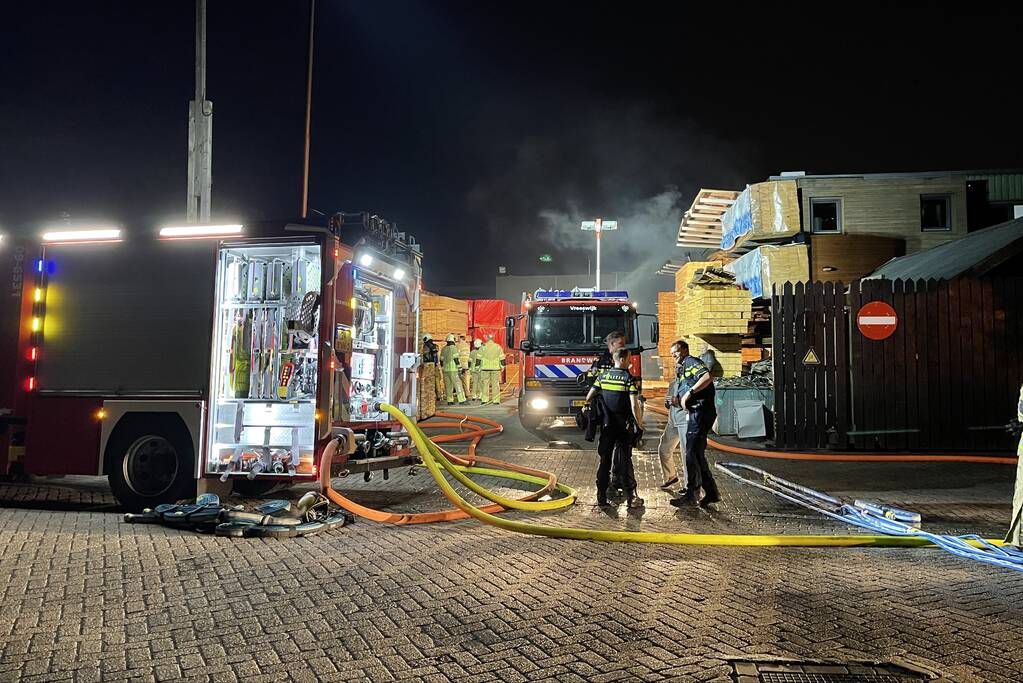 Brand in loods op bedrijventerrein