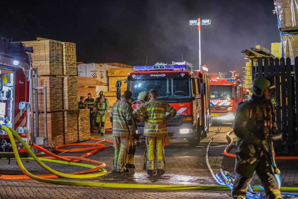 Brand in loods op bedrijventerrein