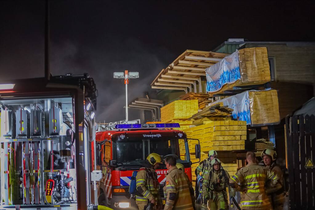 Brand in loods op bedrijventerrein