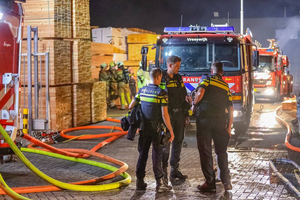 Brand in loods op bedrijventerrein