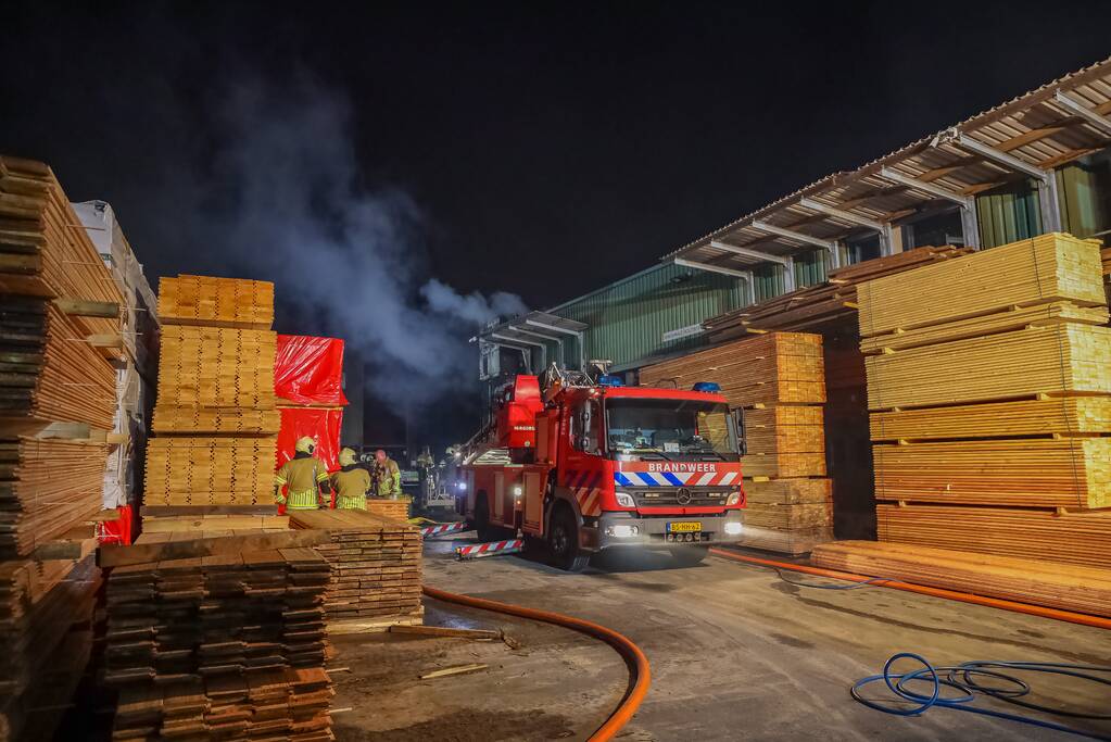 Brand in loods op bedrijventerrein