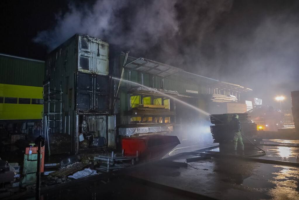Brand in loods op bedrijventerrein