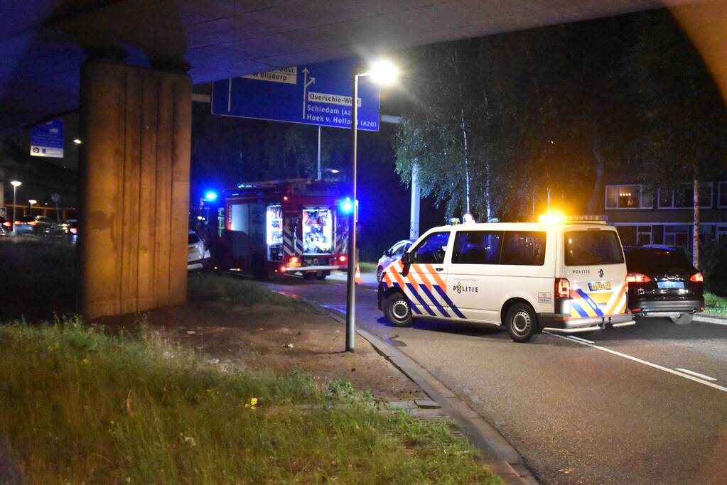 Auto vliegt in brand na aanrijding met ANWB portaal
