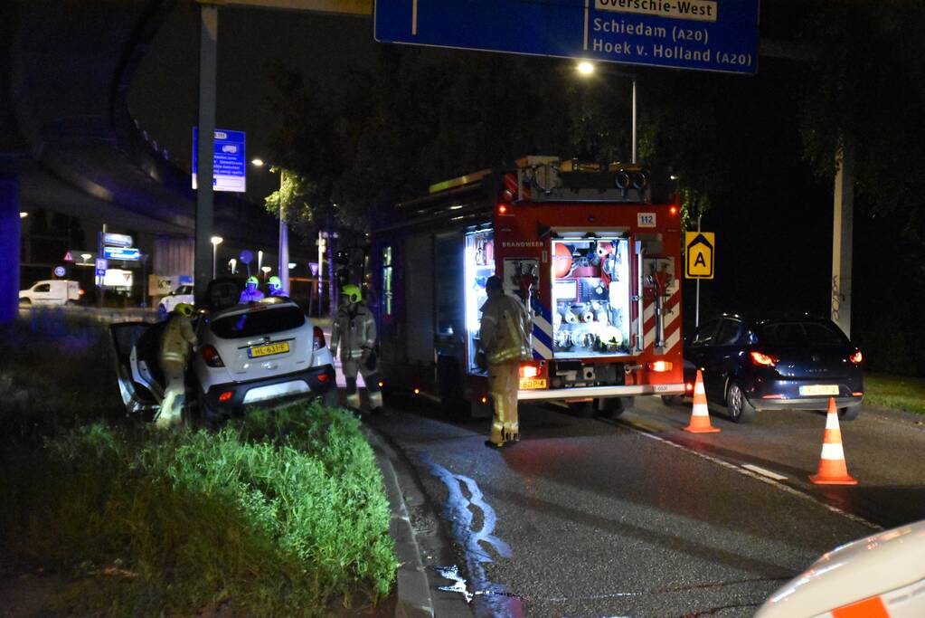 Auto vliegt in brand na aanrijding met ANWB portaal