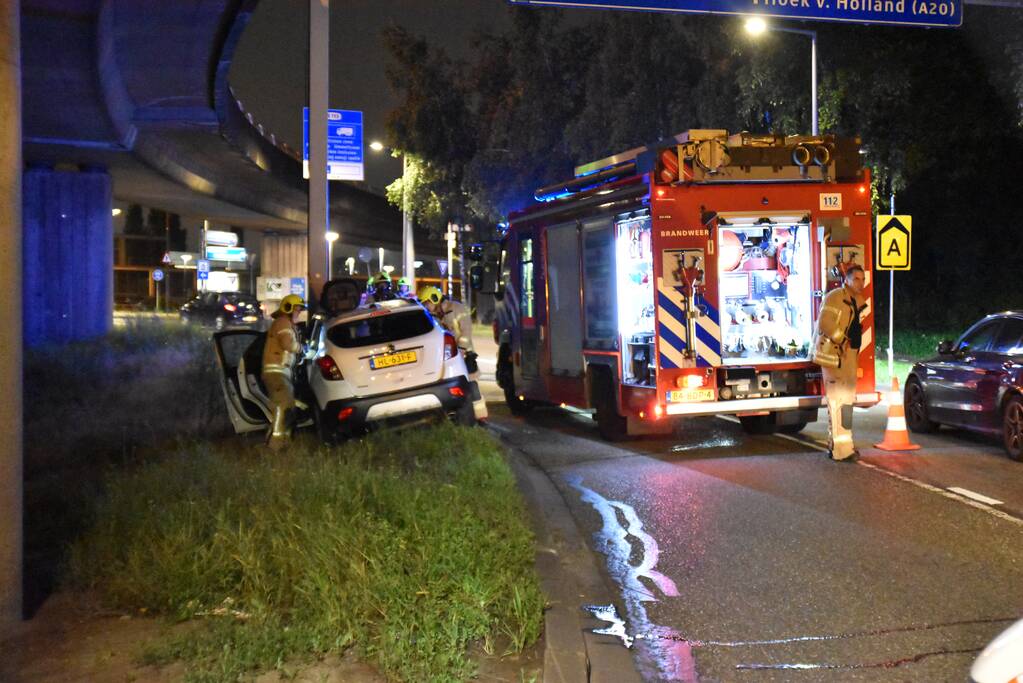 Auto vliegt in brand na aanrijding met ANWB portaal