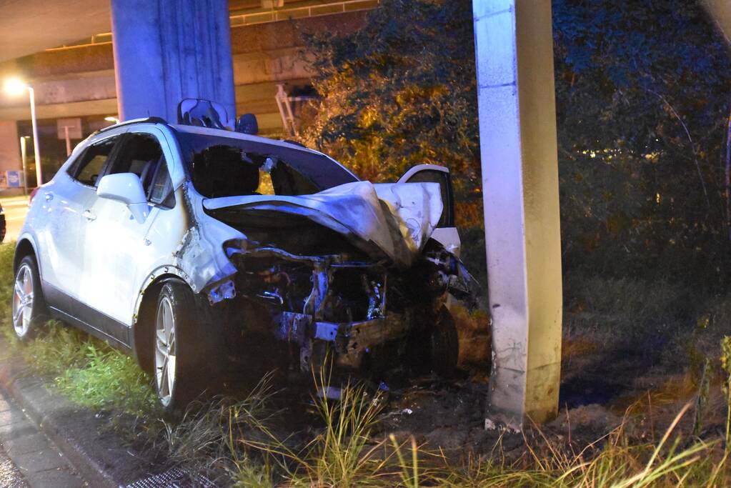 Auto vliegt in brand na aanrijding met ANWB portaal