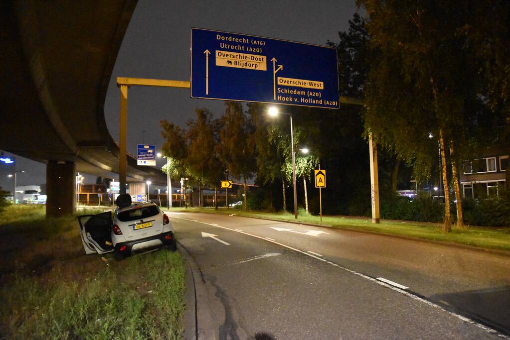 Auto vliegt in brand na aanrijding met ANWB portaal