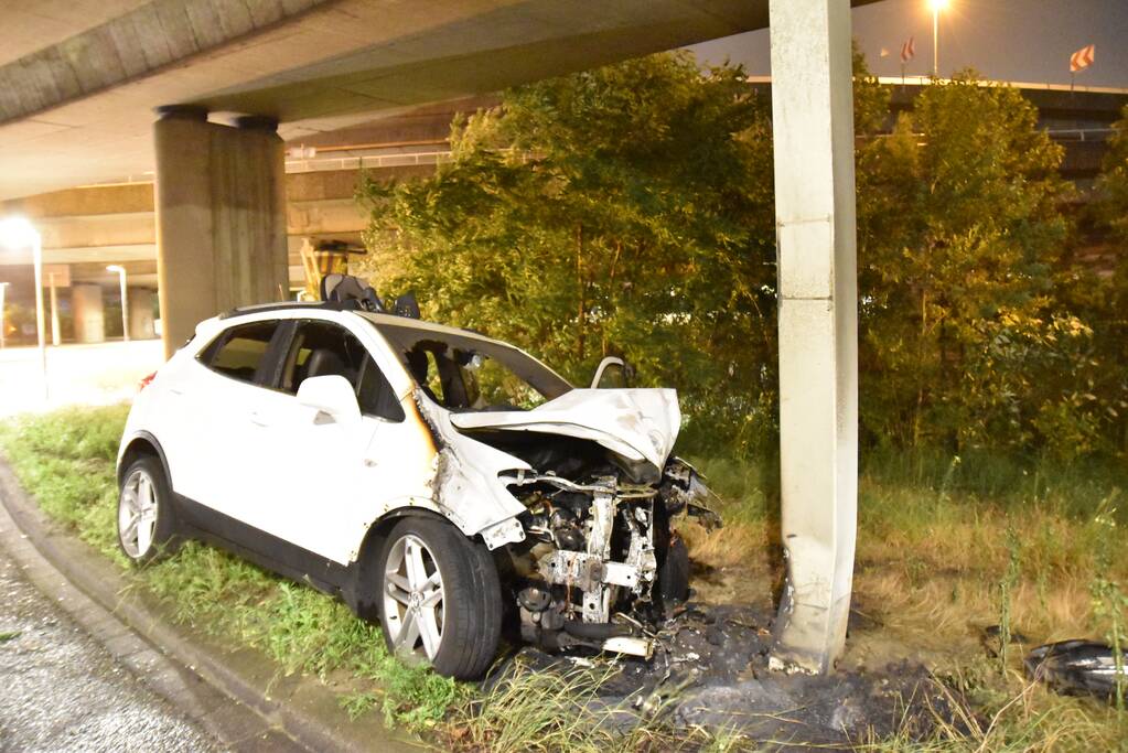 Auto vliegt in brand na aanrijding met ANWB portaal