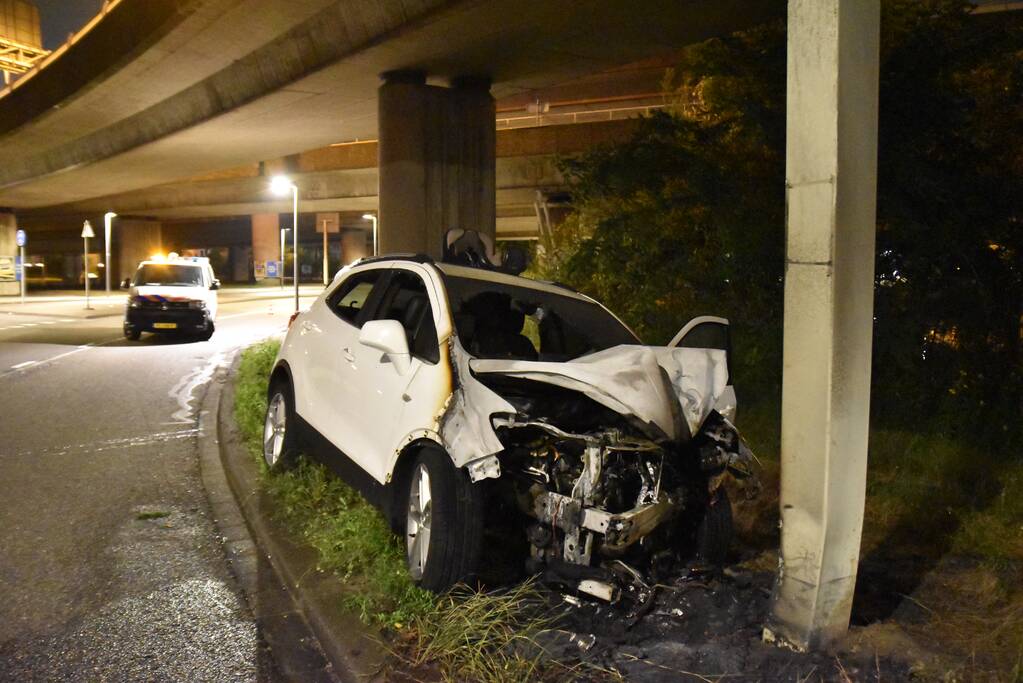 Auto vliegt in brand na aanrijding met ANWB portaal