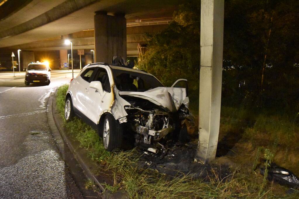 Auto vliegt in brand na aanrijding met ANWB portaal