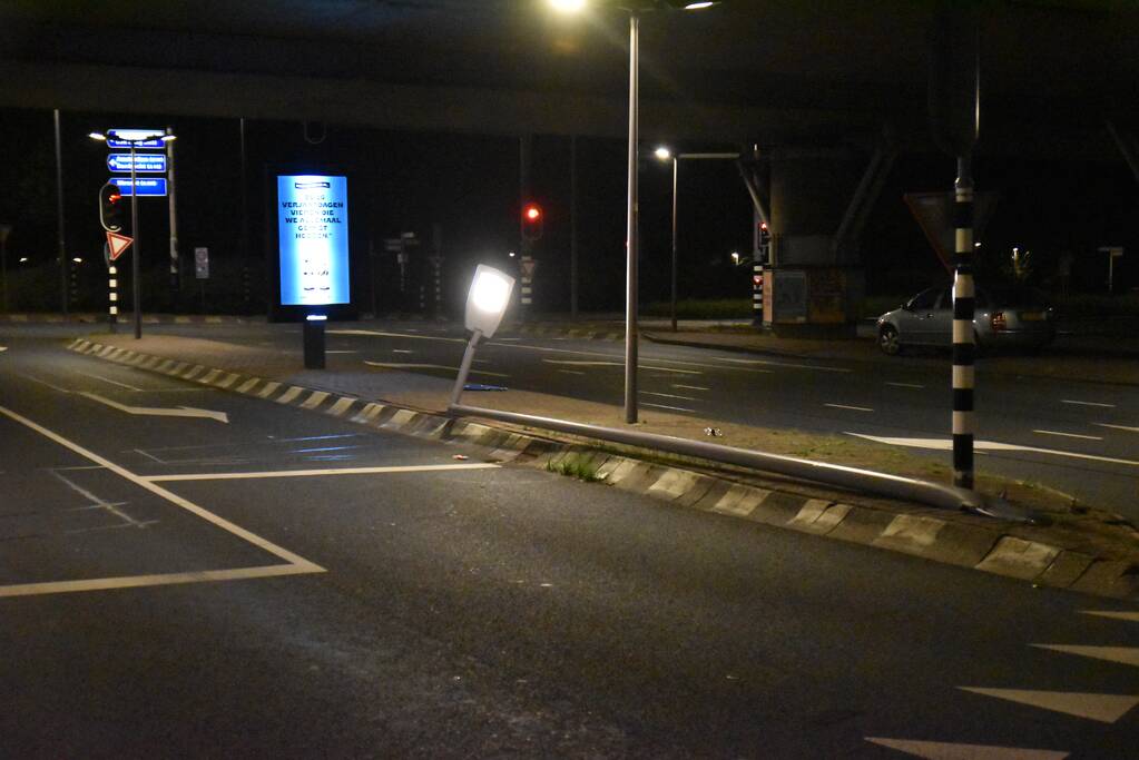 Auto vliegt in brand na aanrijding met ANWB portaal