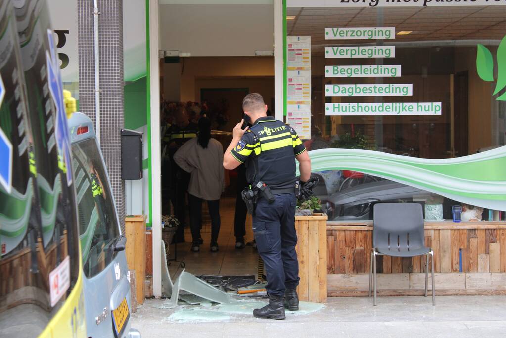 Man slaat ramen en deur in van thuiszorgwinkel Nisanur Zorg