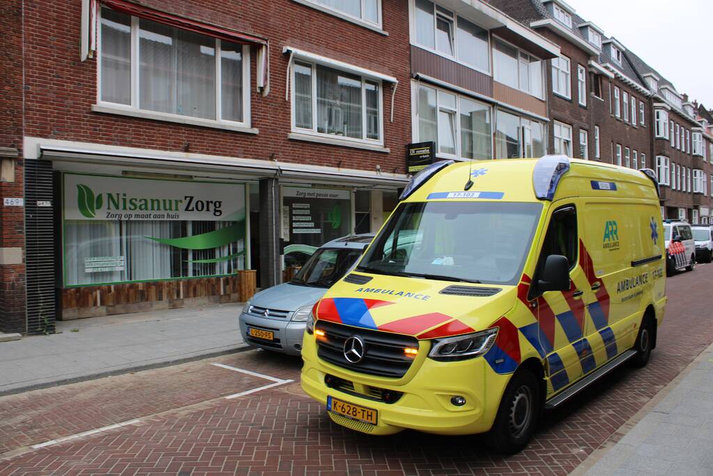 Man slaat ramen en deur in van thuiszorgwinkel Nisanur Zorg