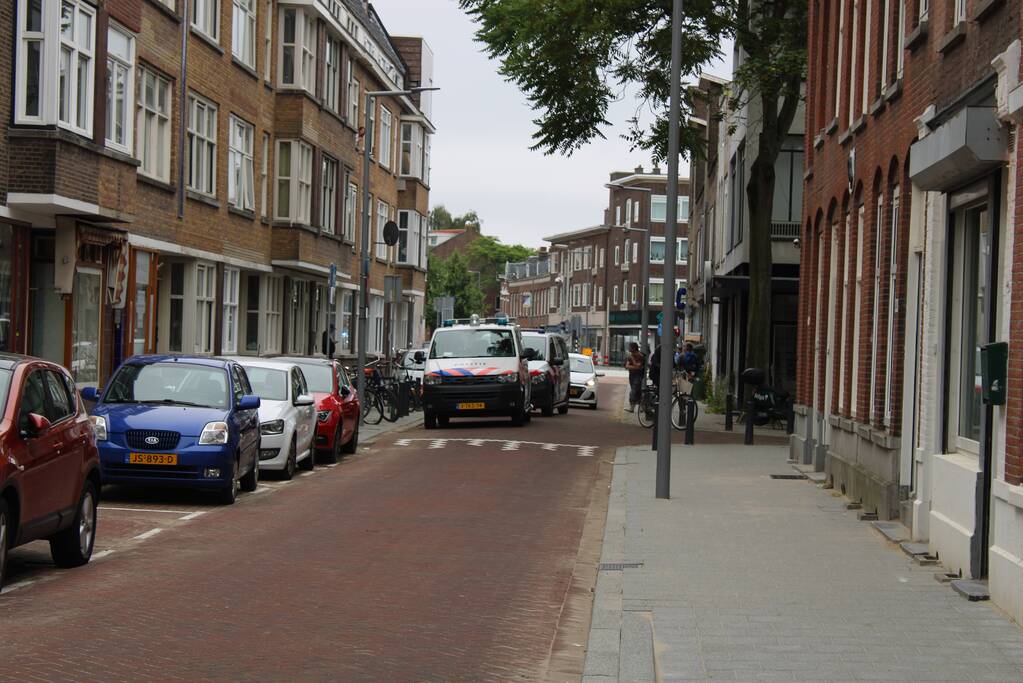 Man slaat ramen en deur in van thuiszorgwinkel Nisanur Zorg