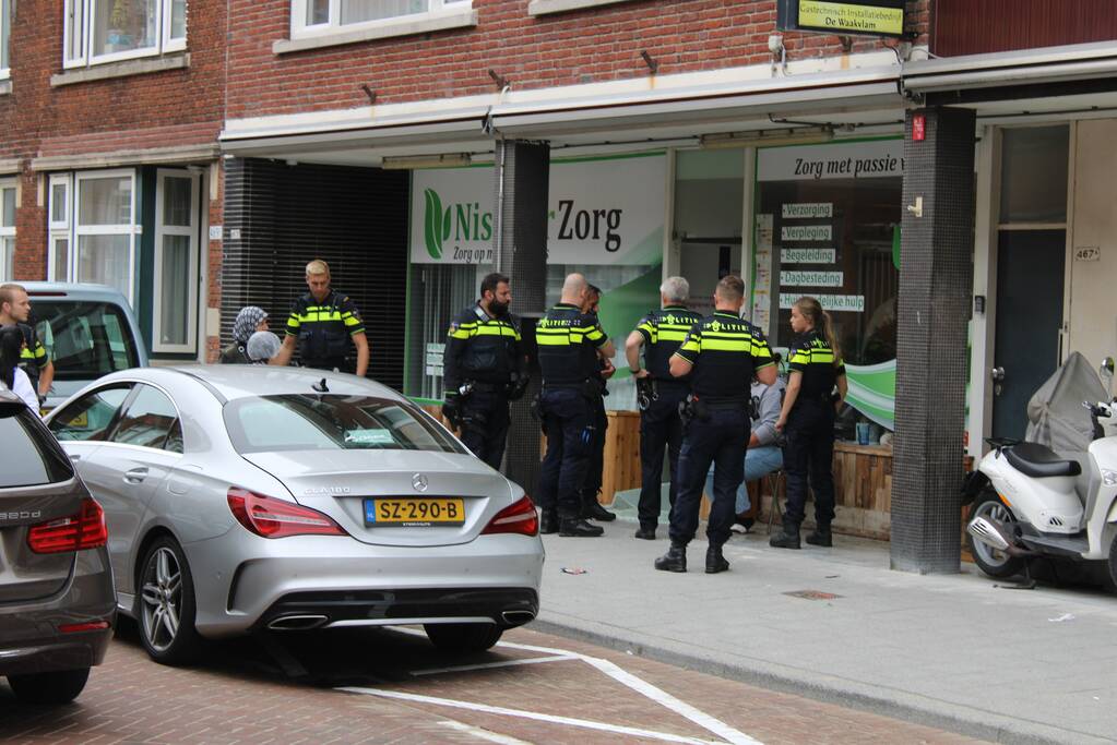 Man slaat ramen en deur in van thuiszorgwinkel Nisanur Zorg
