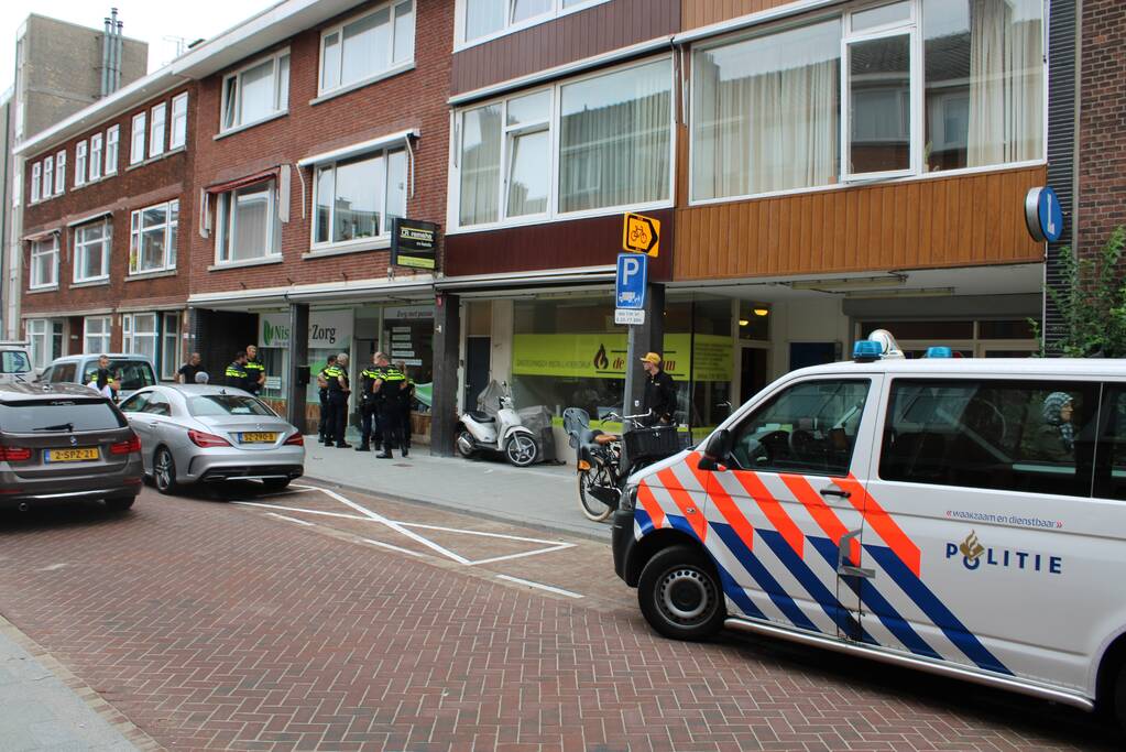 Man slaat ramen en deur in van thuiszorgwinkel Nisanur Zorg